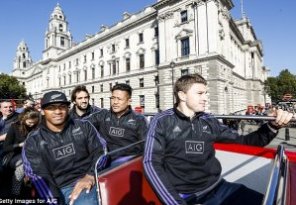 Naholo, Whitelock, Mealamu and Barrett enjoy the open top bus tour with sponsor AIG on Saturday